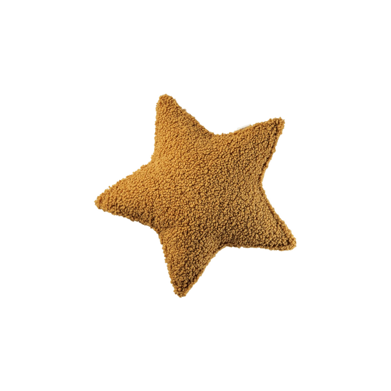 Vrijstaande productfoto van het stervormige Wigiwama sierkussen in de kleur maple, een warme okergele tint – gemaakt van OEKO-TEX® gecertificeerde teddystof.