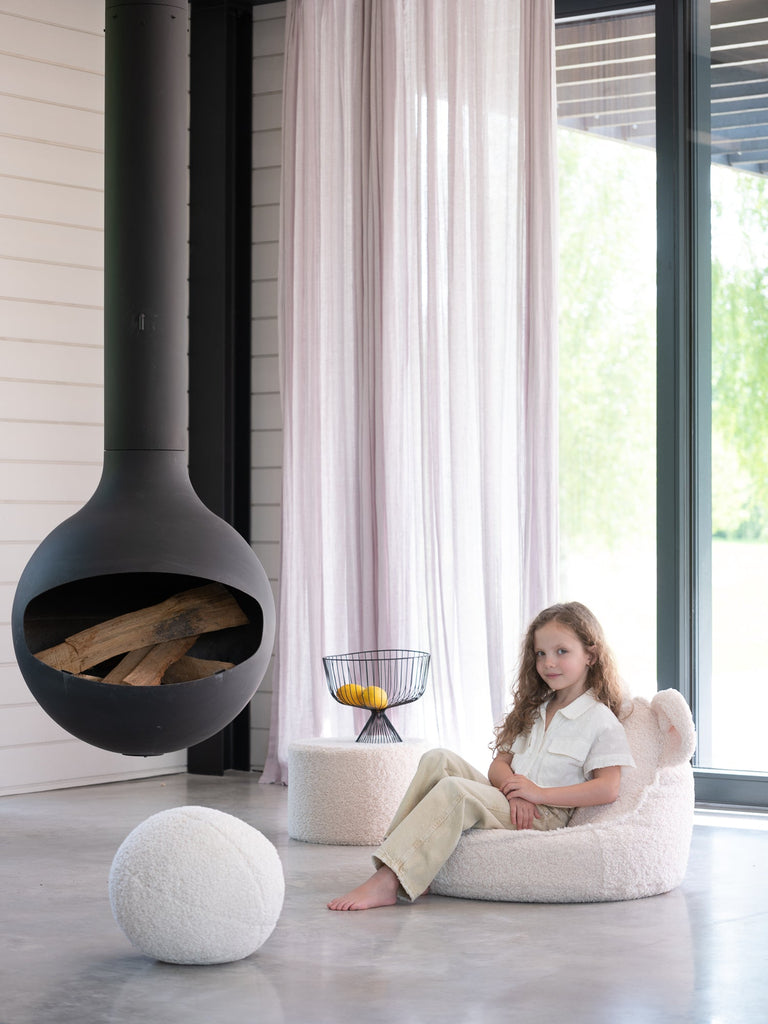 Het Wigiwama teddy kussen in cream kleur vormt een knusse combinatie met de bijpassende zitzakstoel met berenoren. Ideaal voor kindvriendelijk én stijlvol interieur.