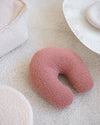 Het U-vormige kussen in guava pink – een serene zachtroze tint – ligt uitnodigend op een licht vloerkleed en voegt een speels én rustgevend accent toe aan de speelhoek, kinderkamer of woonkamer.