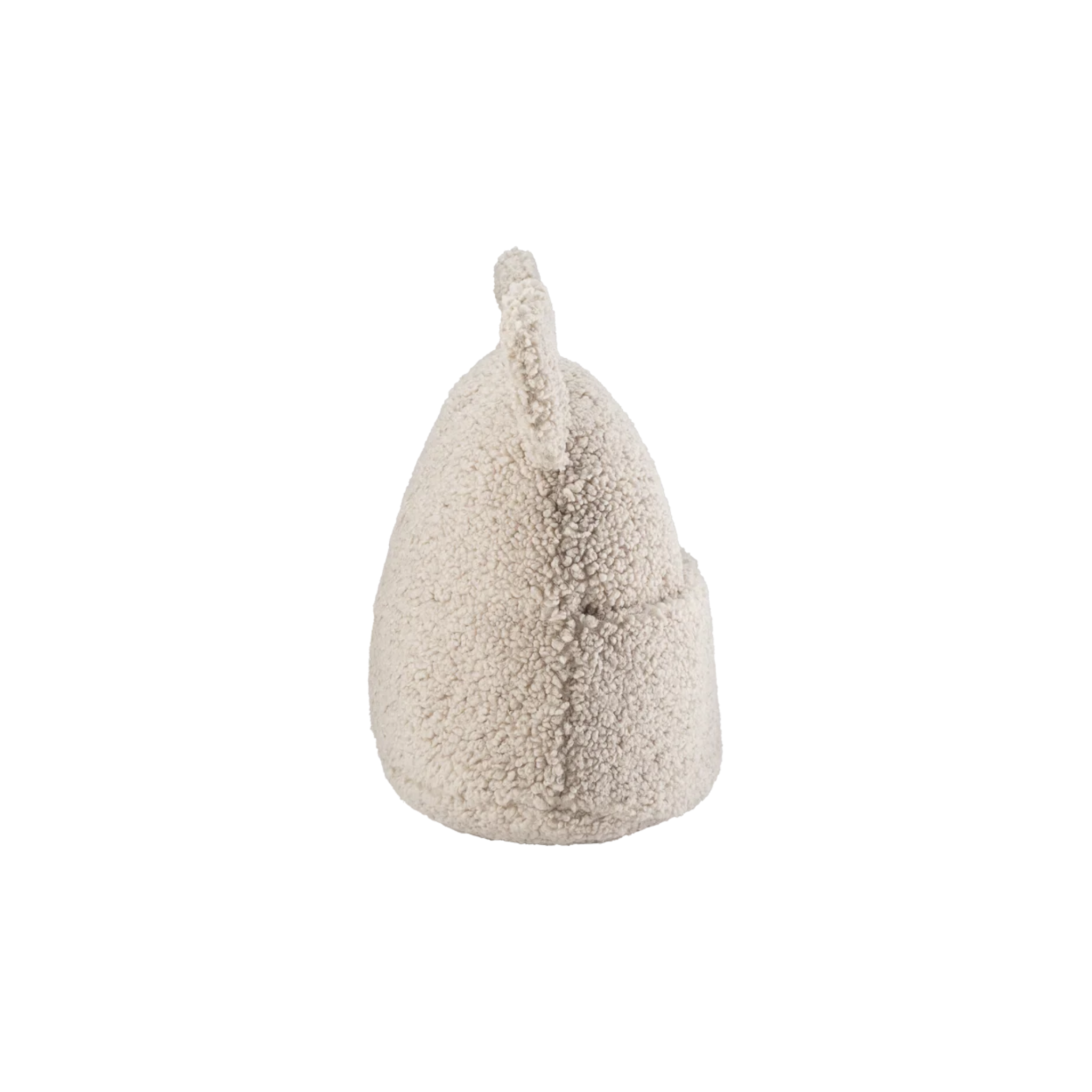 Zijkant van het Wigiwama teddy sierkussen in biscuit, met een speels berenoortje en een zachte, ondersteunende vorm – een mooie, neutrale kleur voor elk interieur.