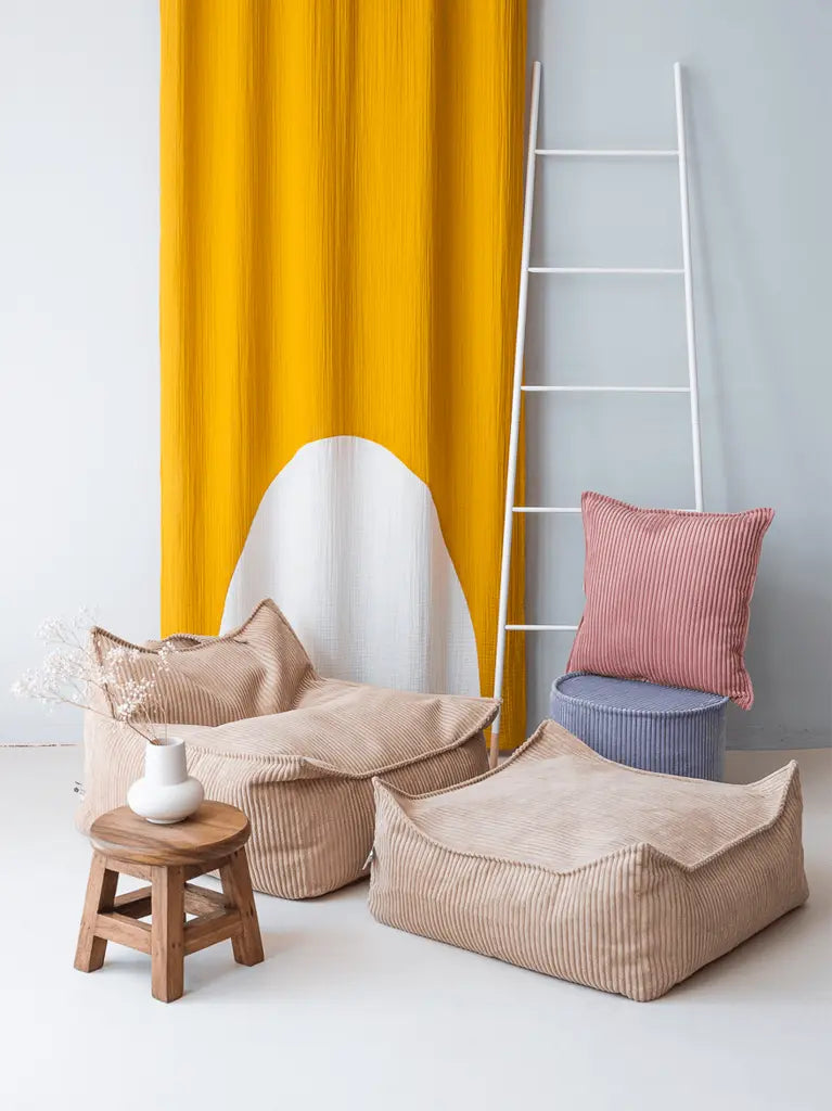 Brown Sugar ribstof zitzak in lichte kinderkamer met geel gordijn en witte trap, warme sfeervolle inrichting