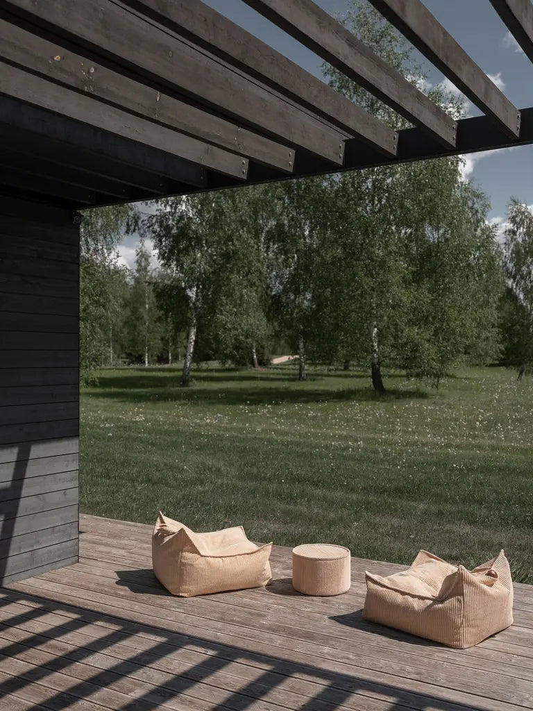 Brown Sugar zitzak en poef op een veranda, meubels om veelzijdig te gebruiken voor binnen en buiten