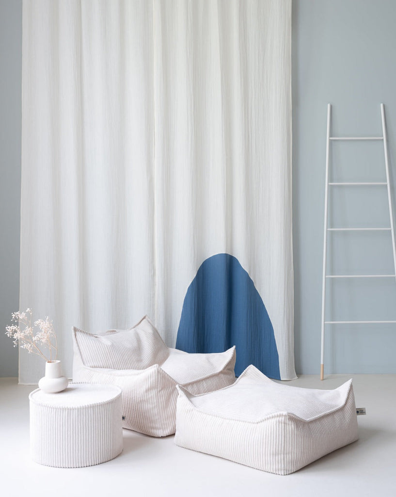 Combinatie van een zachte stoel, een zitzak die dienst doet als voetenbank en een poef die je als bijzettafeltje kunt gebruiken. Multifunctioneel en superleuk, van het merk Wigiwama