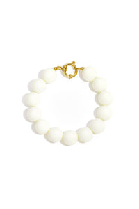 Bracelet with large beads and clasp at the front