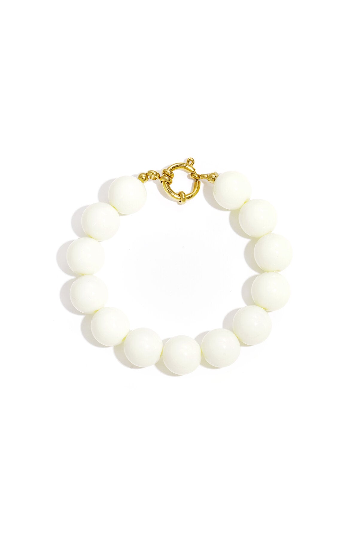 Bracelet with large beads and clasp at the front