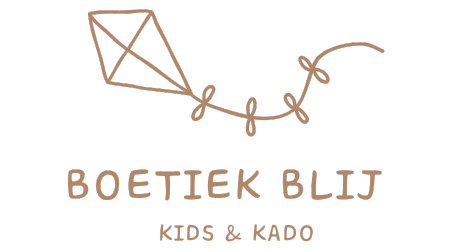 Het logo van Boetiek Blij - Kids en Kado met een vlieger met strikjes aan de staart. Het logo en de bedijfsnaam in bruin, tegen een transparante achtergrond.