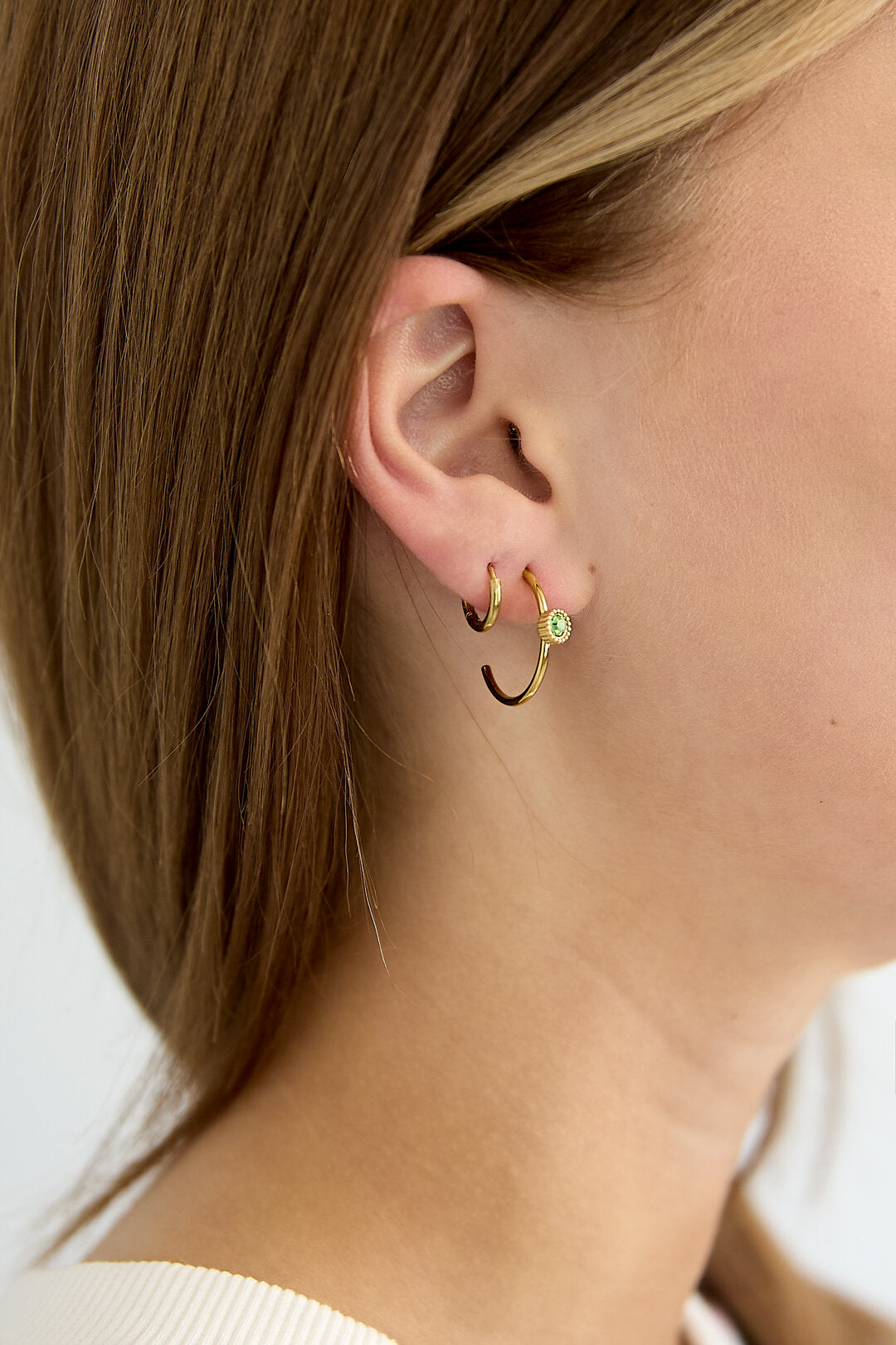 Hoop earrings with round stone