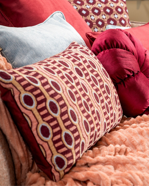 Sierkussen Liro | 30 x 50 cm | Maroon banner