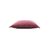 Zijkant van het velvet sierkussen in de kleur burgundy van Goround Interior. De achterkant is voorzien van een handige ritssluiting zodat de hoes wasbaar is.