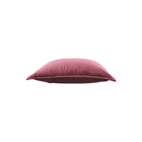 Zijkant van het velvet sierkussen in de kleur burgundy van Goround Interior. De achterkant is voorzien van een handige ritssluiting zodat de hoes wasbaar is.