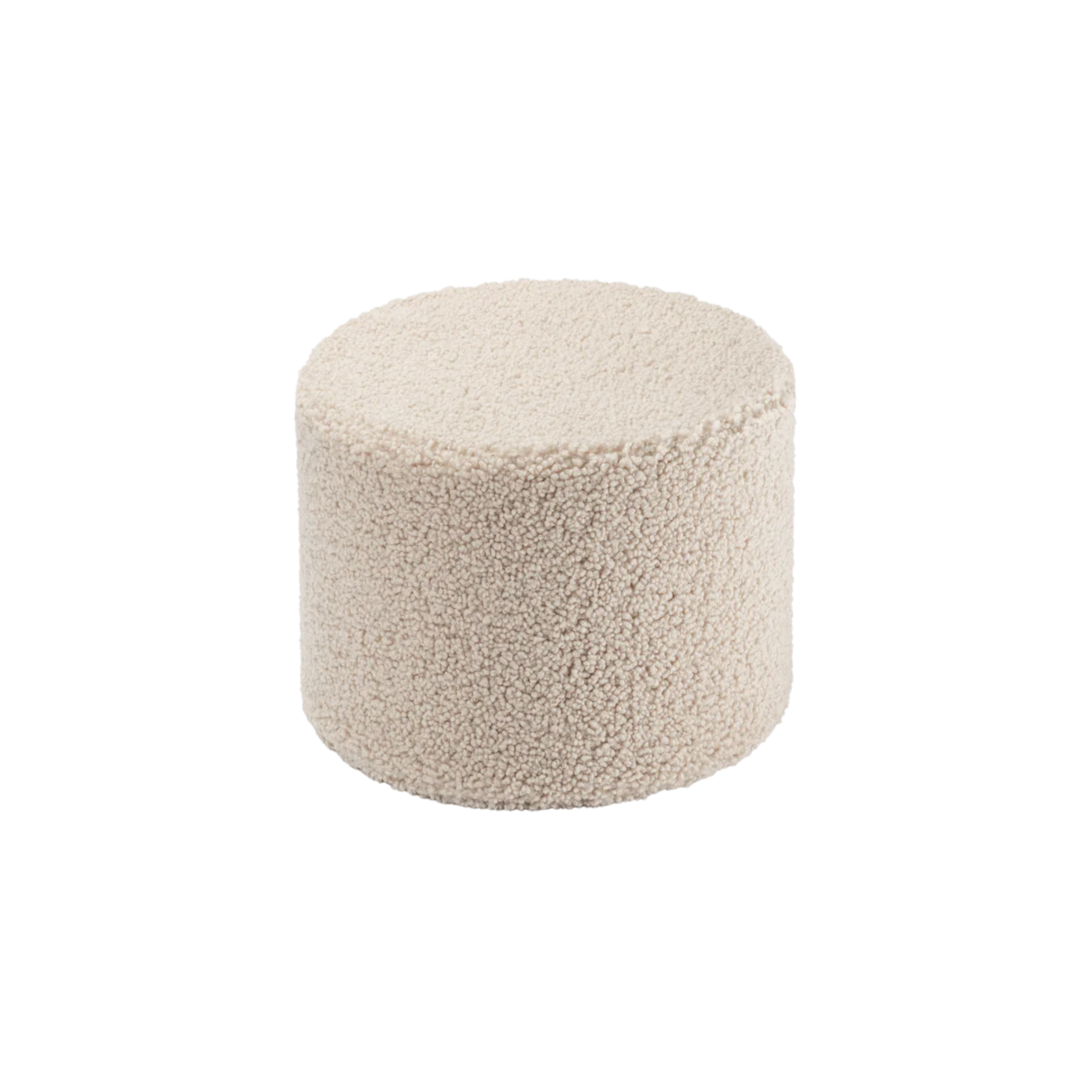 Heerlijk zachte poef van beige teddy stof. Perfect voor de kinderkamer, als extra zitplek in de woonkamer of om lekker relaxed je voeten op te leggen. De hoogte is ca 25 cm en de doorsnee ca 39,5 cm. Van het merk Wigiwama