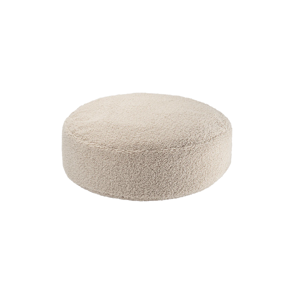 Beige teddy poef van maar liefst 65 centimeter doorsnee. Laag model, multifunctioneel als poef, bijzettafel of voetenbank. Voor zowel kinderen als volwassenen.