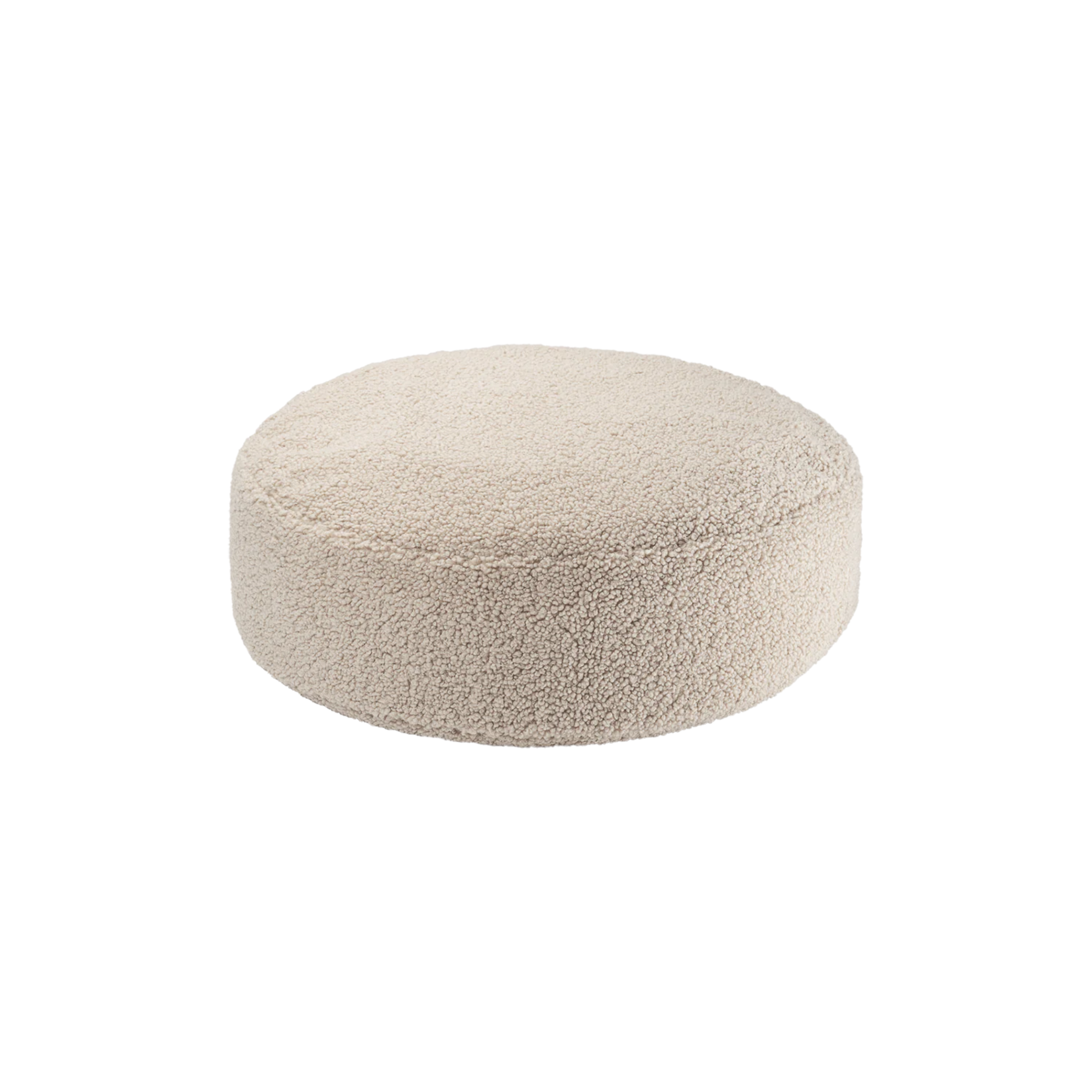 Beige teddy poef van maar liefst 65 centimeter doorsnee. Laag model, multifunctioneel als poef, bijzettafel of voetenbank. Voor zowel kinderen als volwassenen.