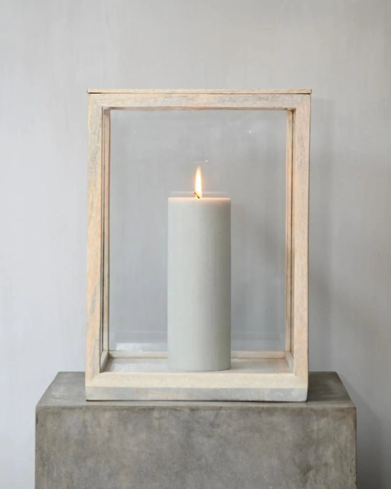 Leeff | Grote lantaarn / windlicht Laurens met stompkaars. De lantaarn staat op een grijs betonblok