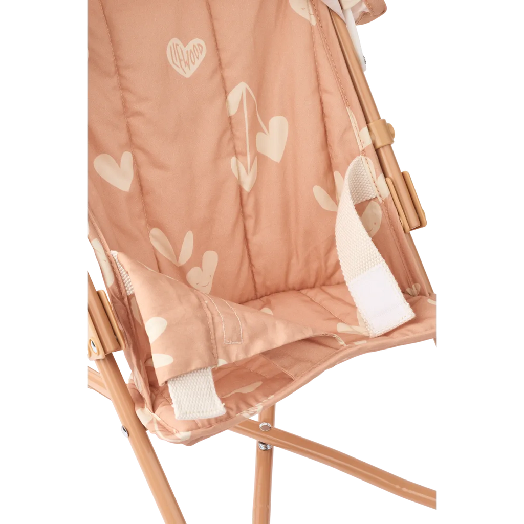 Close-up van de zitting van de Liewood poppenbuggy, in de kleur Sweethearts & Pale Tuscany.