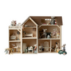 Het Maileg muizenhuis / poppenhuis gevuld met muizen en accessoires en voorzien van een extra aanbouw met 2 kamers en een dakterras.