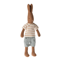 Maileg | Knuffelkonijn | Maat 1 | Chocoladebruin | Gestreept t-shirt en shorts