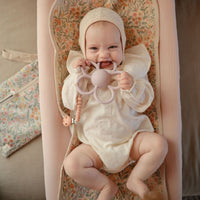 Pre-order | Rammelaar & bijtring | Daisy | Soft lilac