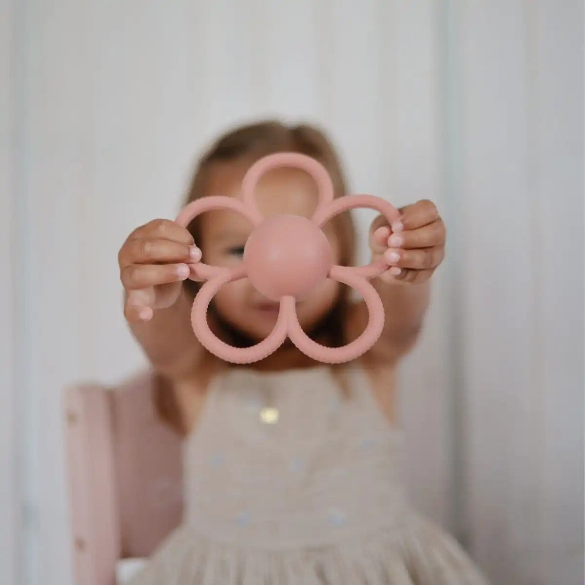 Pre-order | Rammelaar & bijtring | Daisy | Dusty rose