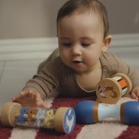 Baby ontdekt de sensorische speelgoedset van Filibabba, met de rainmaker, maraca en de rammelaar in een handig koffertje.