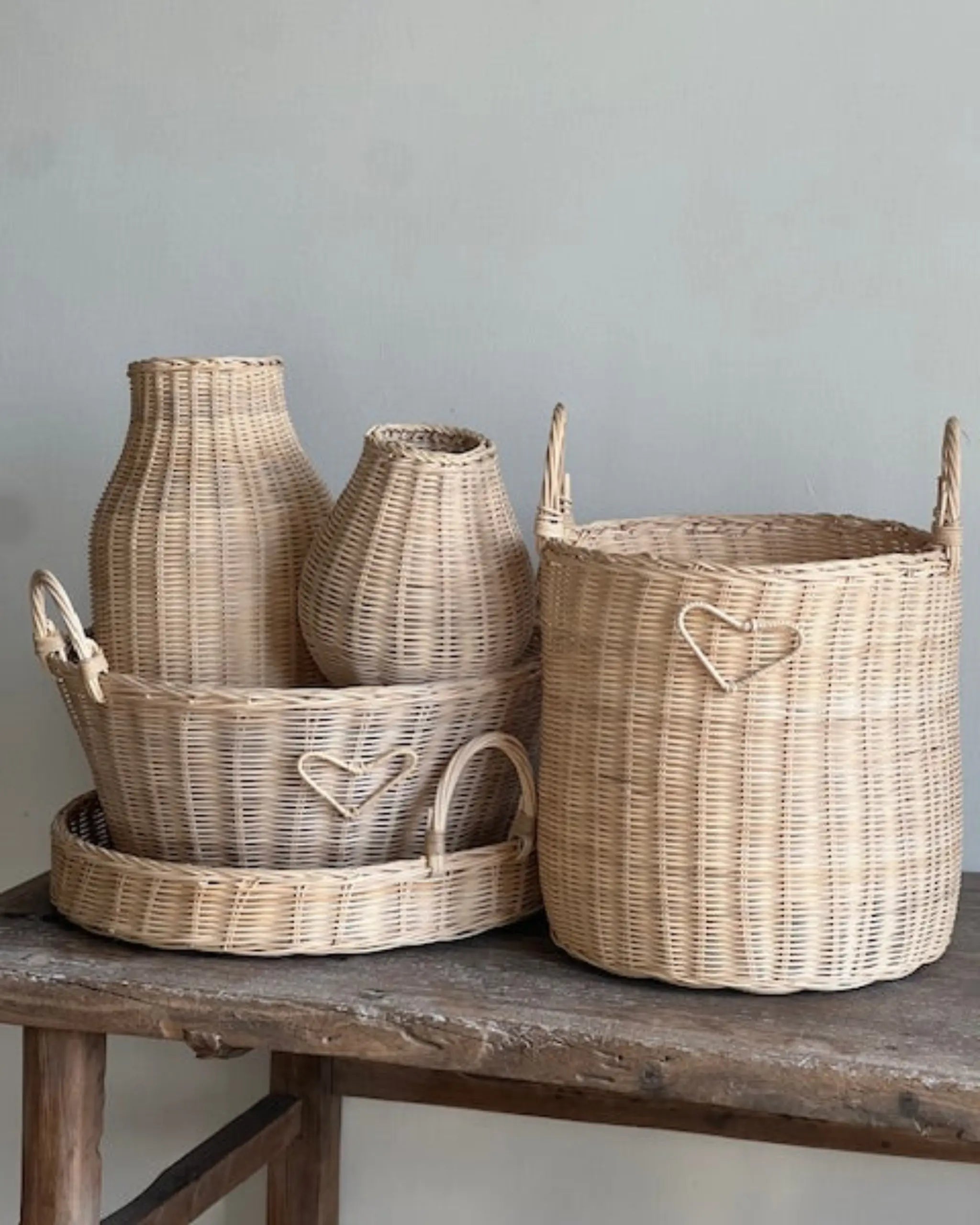 Combinatie van diverse rotan manden van Sisi. Naturel, licht en super handig!