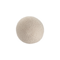 Vrijstaande productfoto van het Wigiwama teddy sierkussen in de kleur biscuit. Met een doorsnede van 35 cm en OEKO-TEX® teddystof – veilig en stijlvol.