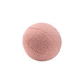 Vrijstaande productafbeelding van het roze teddy sierkussen van Wigiwama in guava pink. Zacht, veilig en met een doorsnede van 35 cm – ideaal voor kinderkamers.