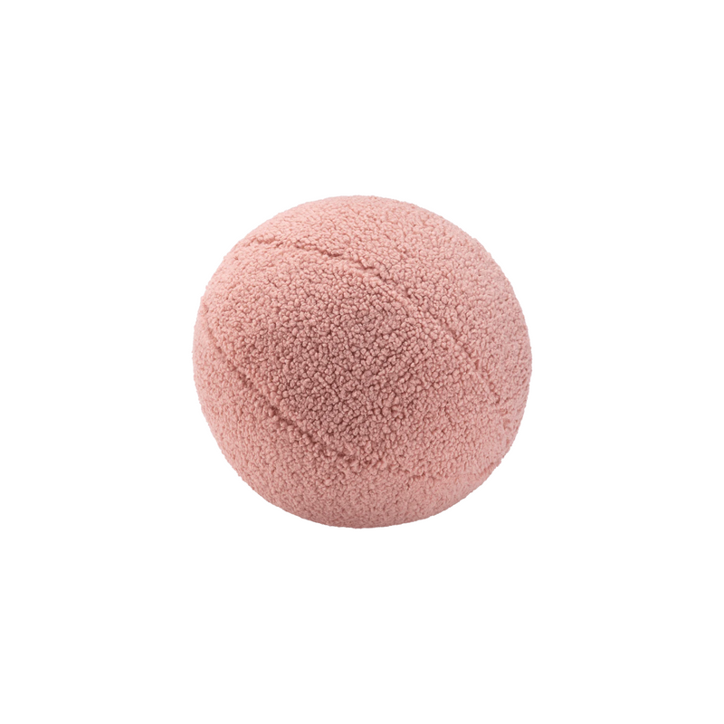 Vrijstaande productafbeelding van het roze teddy sierkussen van Wigiwama in guava pink. Zacht, veilig en met een doorsnede van 35 cm – ideaal voor kinderkamers.