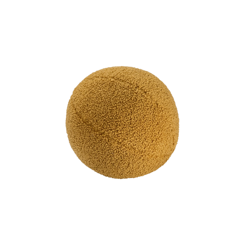 Productfoto van het okergele Wigiwama sierkussen in de vorm van een bal. Gemaakt van OEKO-TEX® teddystof met een doorsnede van 35 cm – ideaal voor de kinderkamer of speelruimte.