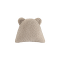 Het teddy sierkussen van Wigiwama in de vorm van een beertje straalt zachtheid en veiligheid uit. Gemaakt van OEKO-TEX® teddystof in biscuitkleur, ideaal als decoratief én functioneel accessoire voor kinderen.