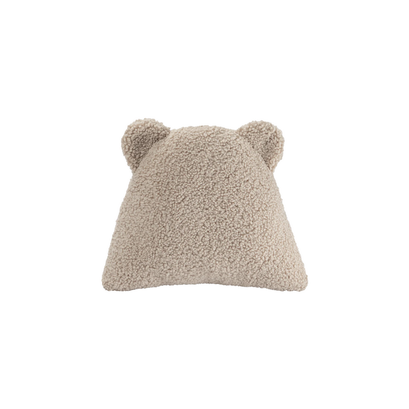 Het teddy sierkussen van Wigiwama in de vorm van een beertje straalt zachtheid en veiligheid uit. Gemaakt van OEKO-TEX® teddystof in biscuitkleur, ideaal als decoratief én functioneel accessoire voor kinderen.