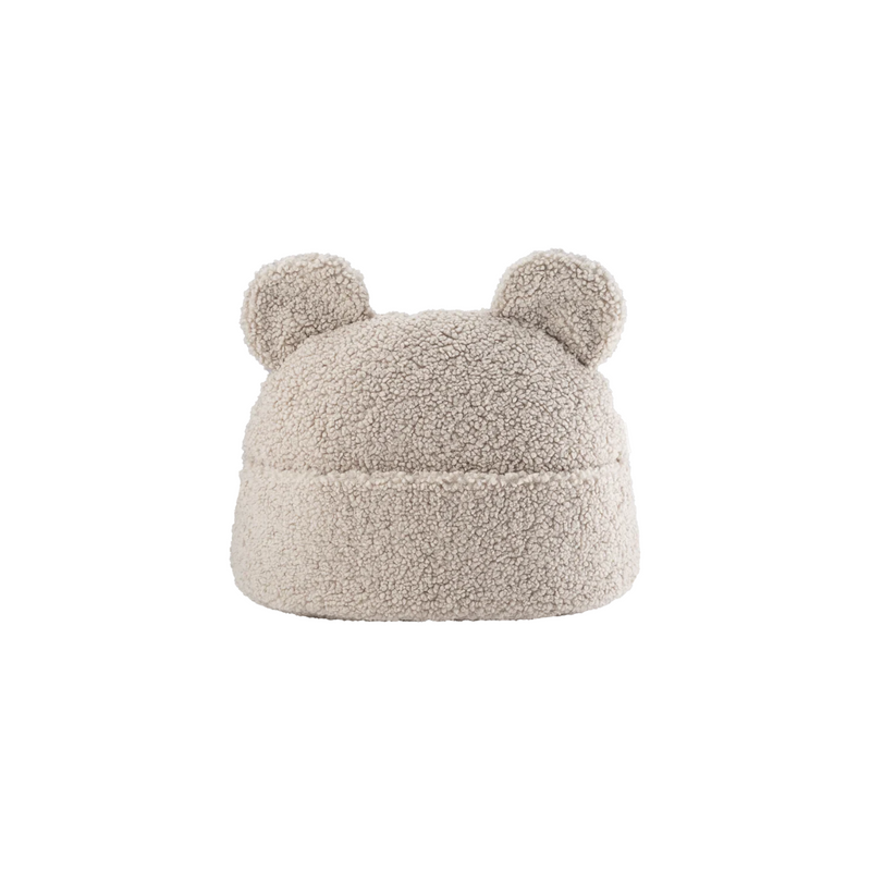 Studio-opname van het Wigiwama beerkussen in de kleur biscuit – een elegant en functioneel accessoire van teddy stof, met opbergvakje aan de voorkant voor boekjes of knuffels.