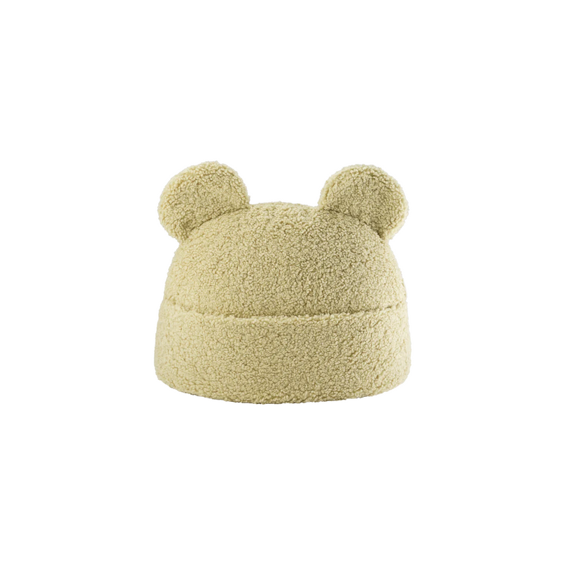 Minimalistische productfoto van het beervormige sierkussen in OEKO-TEX® gecertificeerde teddystof in matcha – een rustige, zachtgroene kleur die veiligheid en zachtheid combineert met een speels design.