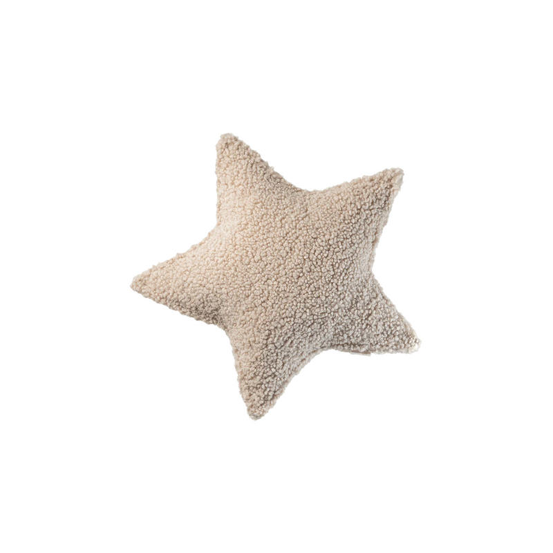 Productfoto van het Wigiwama stervormige sierkussen in biscuit – een warme, zachte beige kleur – gemaakt van OEKO-TEX® gecertificeerde teddystof, geschikt voor elk kinderkamerinterieur.