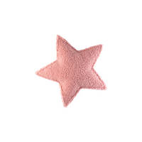 Vrijstaande productfoto van het stervormige Wigiwama sierkussen in de kleur guava, een lieve roze kleur – gemaakt van OEKO-TEX® gecertificeerde teddystof.