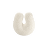 Strakke productweergave van het OEKO-TEX® gecertificeerde U-vormige sierkussen van Wigiwama in cream wit – een veelzijdig, zacht en veilig accessoire voor elk kind dat houdt van comfort en rust.