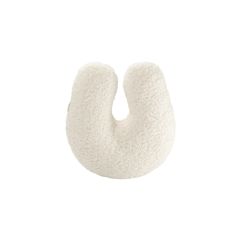 Strakke productweergave van het OEKO-TEX® gecertificeerde U-vormige sierkussen van Wigiwama in cream wit – een veelzijdig, zacht en veilig accessoire voor elk kind dat houdt van comfort en rust.