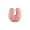 Strakke productfoto van het OEKO-TEX® gecertificeerde Wigiwama U-vorm kussen in guava pink – een veilige, huidvriendelijke teddy stof in een stijlvolle zachtroze kleur, perfect voor knuffelen, lezen of rusten.