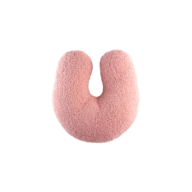 Strakke productfoto van het OEKO-TEX® gecertificeerde Wigiwama U-vorm kussen in guava pink – een veilige, huidvriendelijke teddy stof in een stijlvolle zachtroze kleur, perfect voor knuffelen, lezen of rusten.