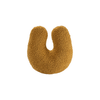 Minimalistische productfoto van het Wigiwama U-vorm kussen in de warme kleur maple – een okergele tint die elegantie combineert met speels comfort. Gemaakt van OEKO-TEX® gecertificeerde teddystof, veilig en heerlijk zacht.
