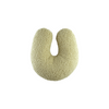 Minimalistische productfoto van het U-vormige sierkussen van Wigiwama in de naturel zachtgroene kleur matcha – een duurzaam, OEKO-TEX® gecertificeerd accessoire dat comfort en stijl toevoegt aan elke kinderkamer.