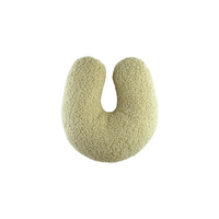 Minimalistische productfoto van het U-vormige sierkussen van Wigiwama in de naturel zachtgroene kleur matcha – een duurzaam, OEKO-TEX® gecertificeerd accessoire dat comfort en stijl toevoegt aan elke kinderkamer.