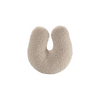 Heldere productfoto van het Wigiwama teddy sierkussen in U-vorm. Gemaakt van OEKO-TEX® gecertificeerde stof in beoge biscuitkleur – veilig, duurzaam en perfect als decoratief én ondersteunend kussen voor kinderen.