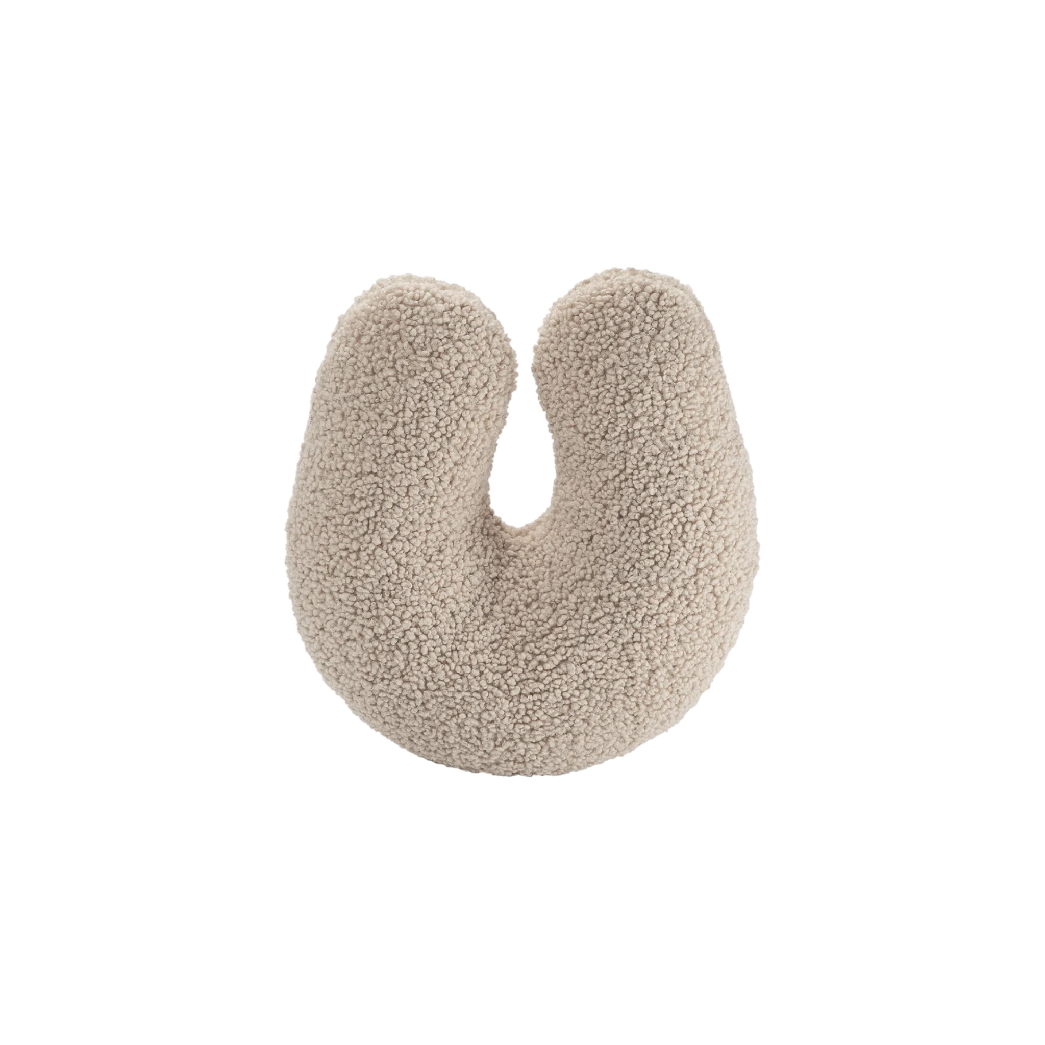 Heldere productfoto van het Wigiwama teddy sierkussen in U-vorm. Gemaakt van OEKO-TEX® gecertificeerde stof in beoge biscuitkleur – veilig, duurzaam en perfect als decoratief én ondersteunend kussen voor kinderen.
