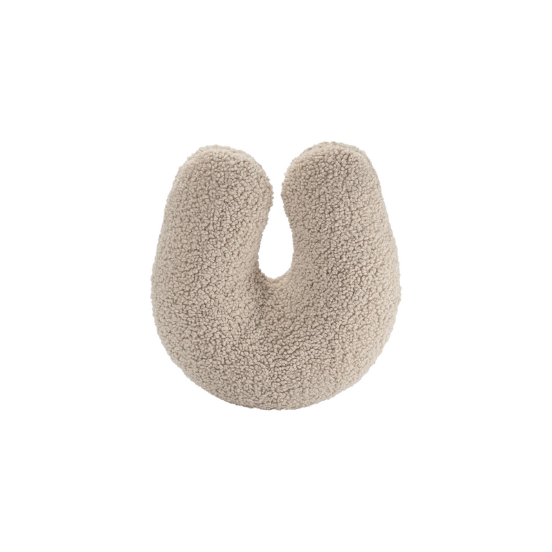 Heldere productfoto van het Wigiwama teddy sierkussen in U-vorm. Gemaakt van OEKO-TEX® gecertificeerde stof in beoge biscuitkleur – veilig, duurzaam en perfect als decoratief én ondersteunend kussen voor kinderen.