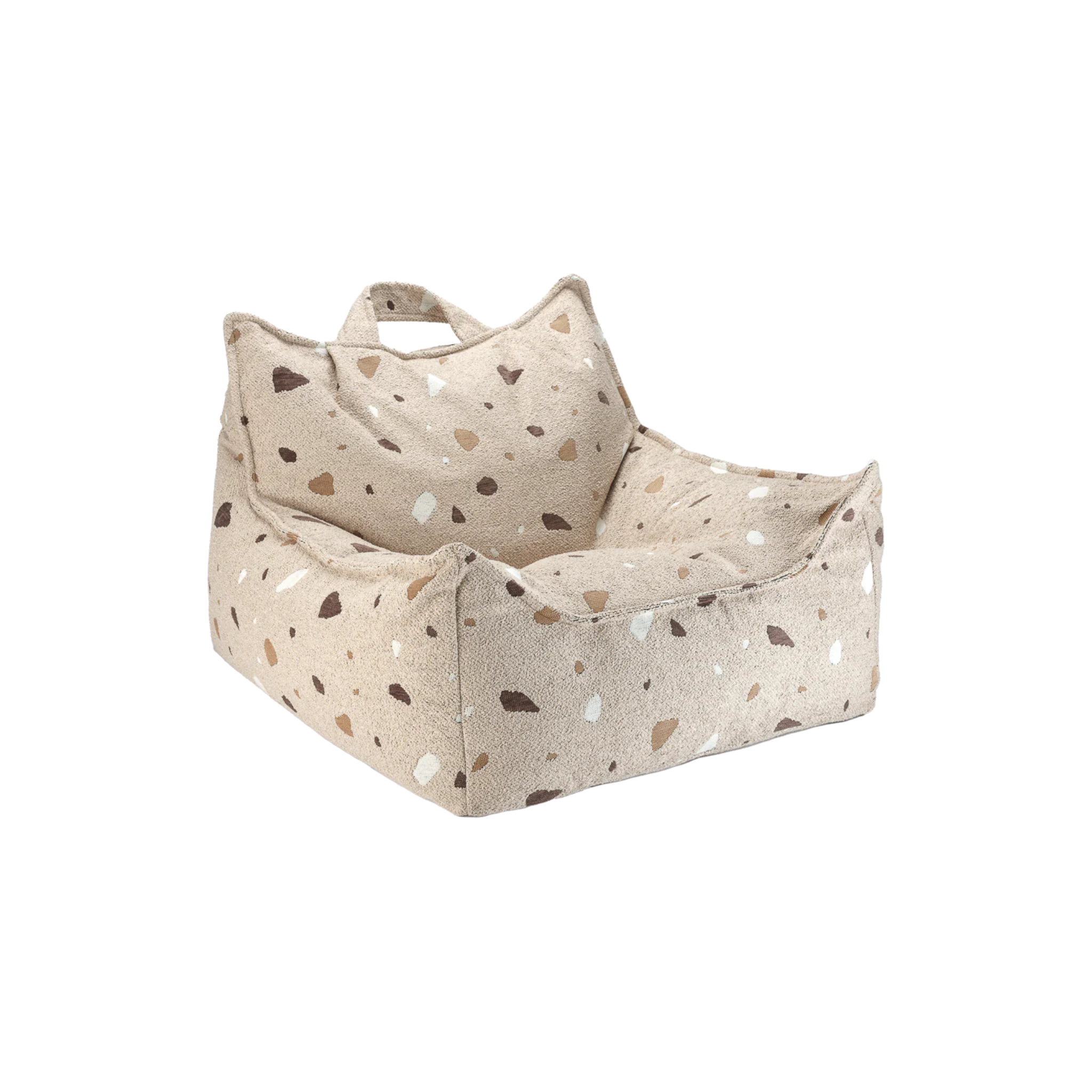 Heerlijke zitzak voor kinderen, vierkant met opstaande punten, om lekker in te ploffen. Lichtgewicht en met handvat om makkelijk te verplaatsen. Van zandkleurige / beige bouclé stof met speelse terrazzo vlekjes.