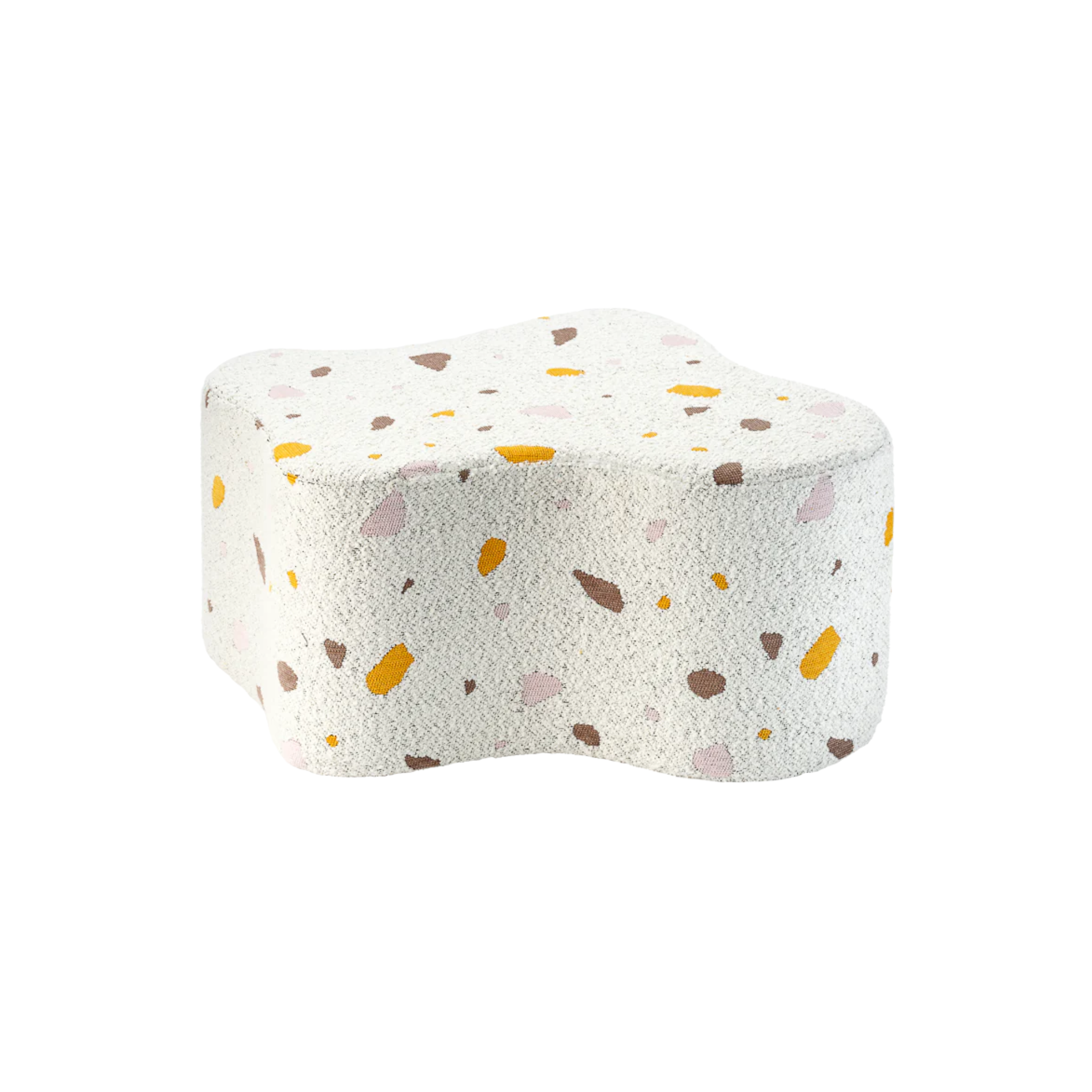 Organisch gevormde poef in speels model. Witte bouclé stof met vlekjes in een soort terrazzo motief. Leuk voor in de kinderkamer of woonkamer en ook heel fijn als voetenbankje.