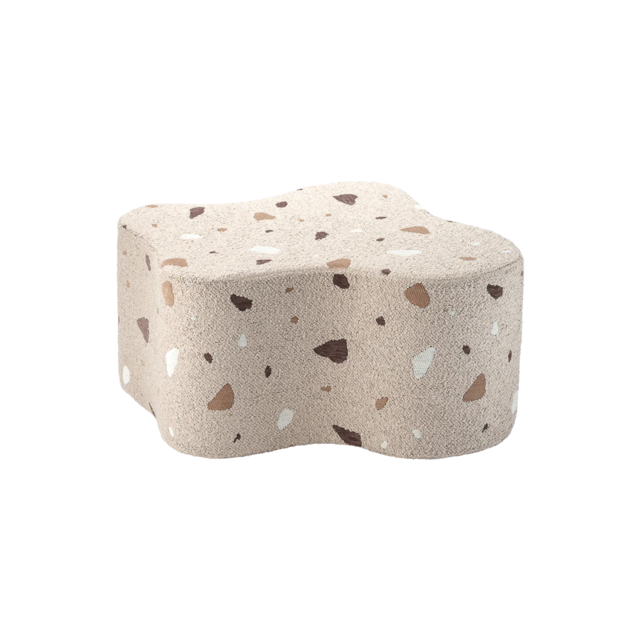 Organisch gevormde poef in speels model. Zandkleurige / beige bouclé stof met vlekjes in een soort terrazzo motief. Leuk voor in de kinderkamer of woonkamer en ook heel fijn als voetenbankje. 