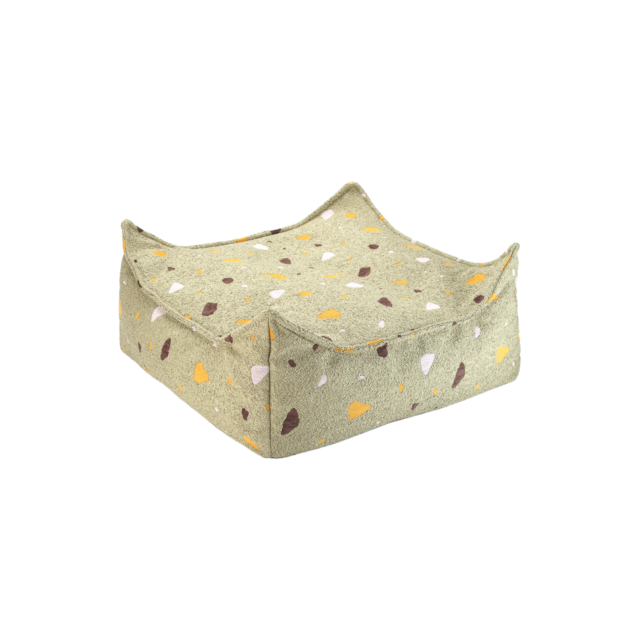 Grote zachte lichtgroene poef met gekleurde terrazzo vlekjes. Vierkant met grappige opstaande puntjes, om lekker in te chillen. Van bouclé stof, merk Wigiwama.