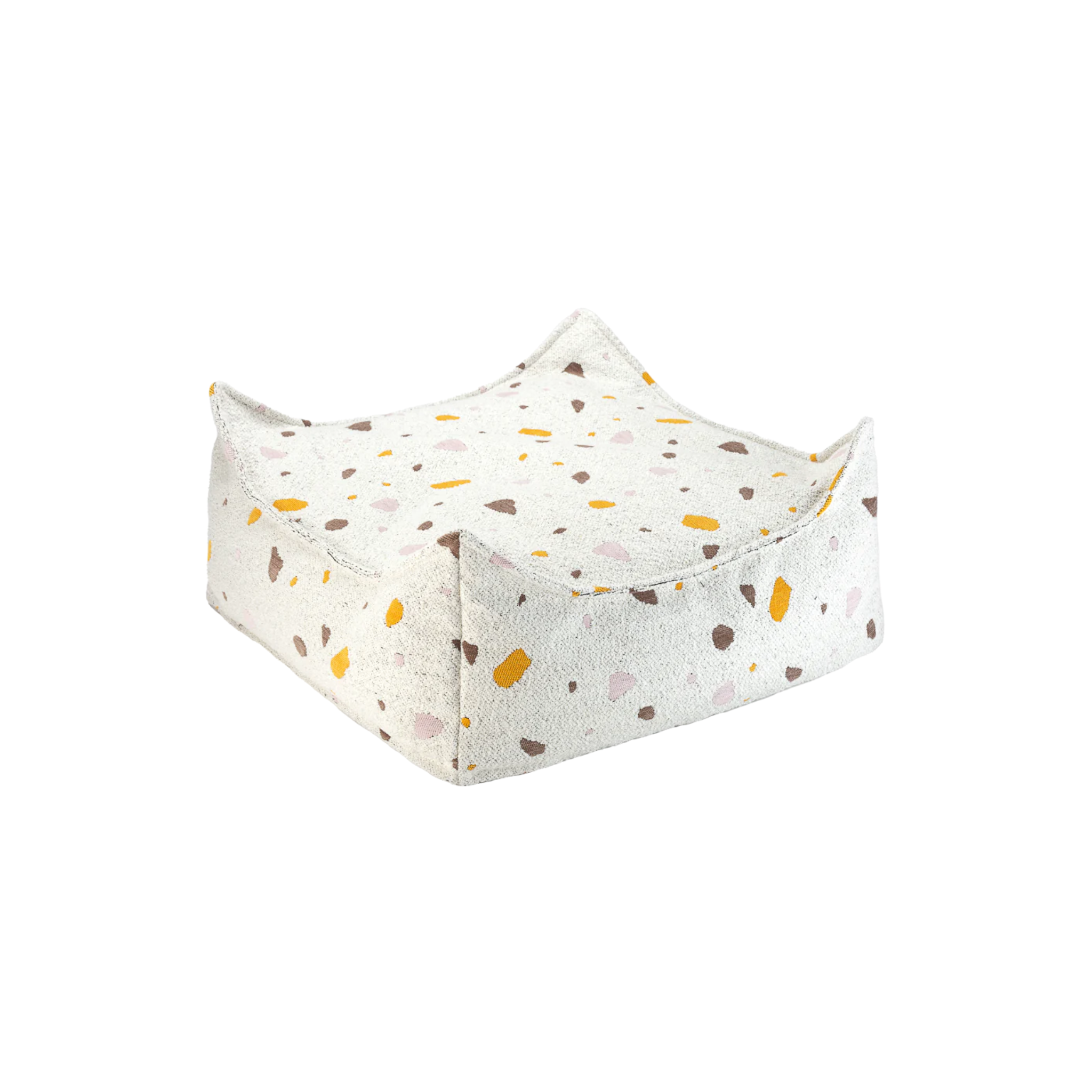 Grote zachte witte poef met gekleurde vlekjes, soort van terrazzo. Vierkant met grappig opstaande punten, om lekker op te hangen zitten of spelen. Van bouclé stof, merk Wigiwama.